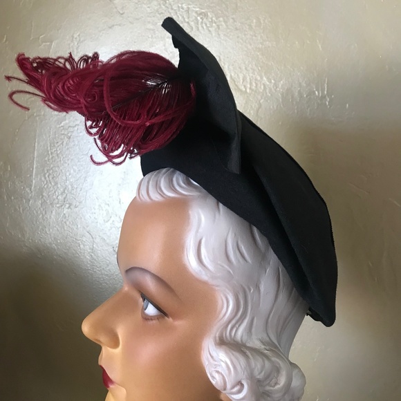 ENCHANTING 1940s' BLACK FELT BERET WITH BURGUNDY OSTRICH FEATHER + FABRIC BOW - Picture 4 of 13